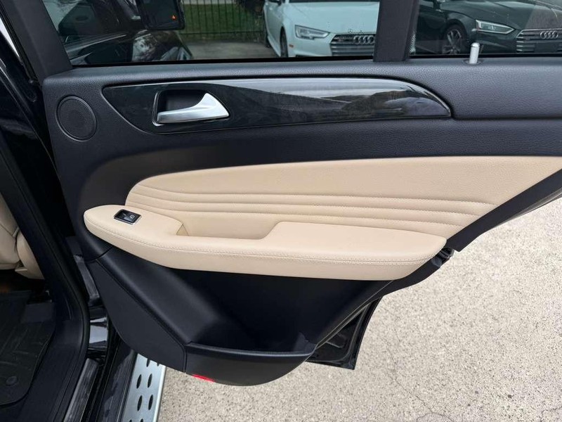 Mercedes-Benz GLE 450 Vehicle Full-screen Gallery Image 17