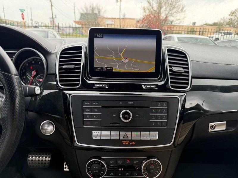 Mercedes-Benz GLE 450 Vehicle Full-screen Gallery Image 23