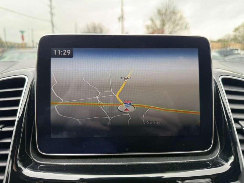 Mercedes-Benz GLE 450 Vehicle Full-screen Gallery Image 24