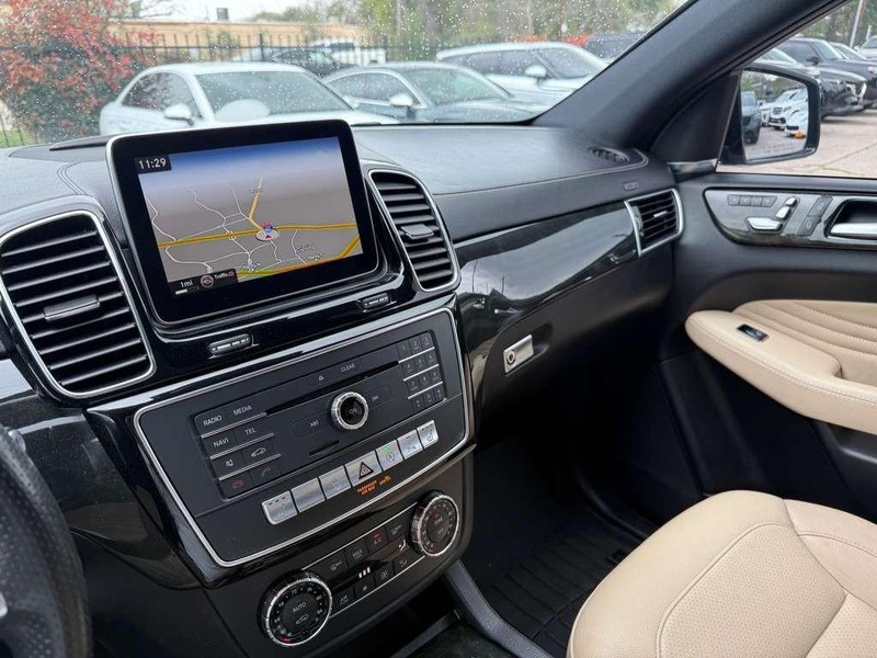 Mercedes-Benz GLE 450 Vehicle Full-screen Gallery Image 26