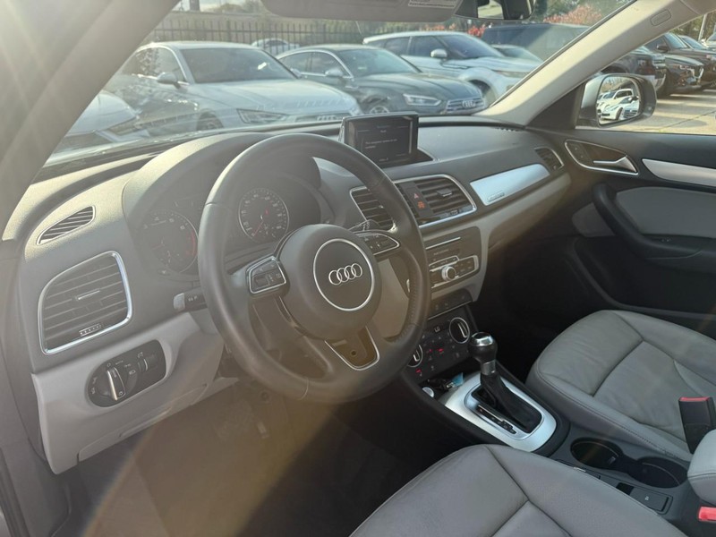 Audi Q3 Vehicle Full-screen Gallery Image 10