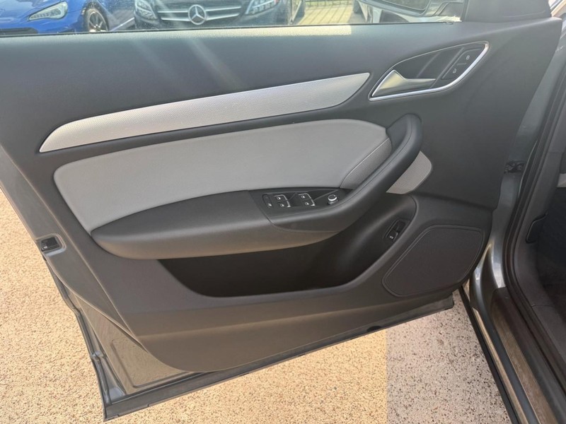 Audi Q3 Vehicle Full-screen Gallery Image 12