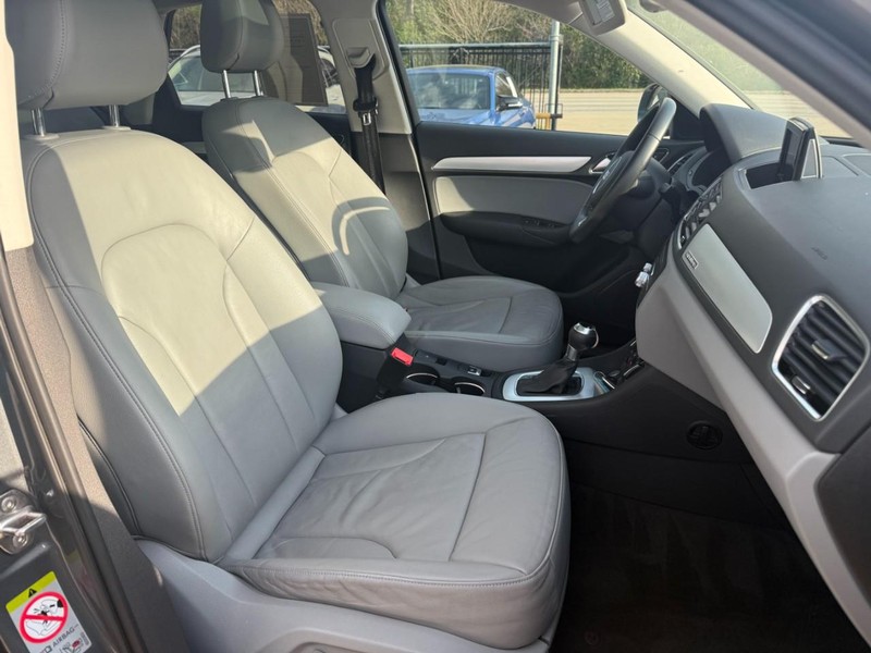 Audi Q3 Vehicle Full-screen Gallery Image 14