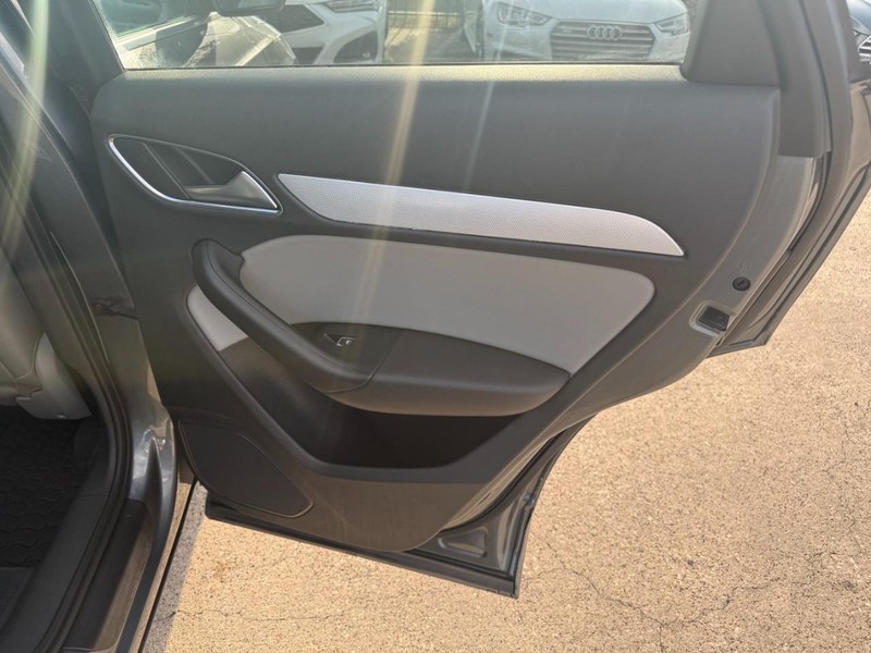 Audi Q3 Vehicle Full-screen Gallery Image 17