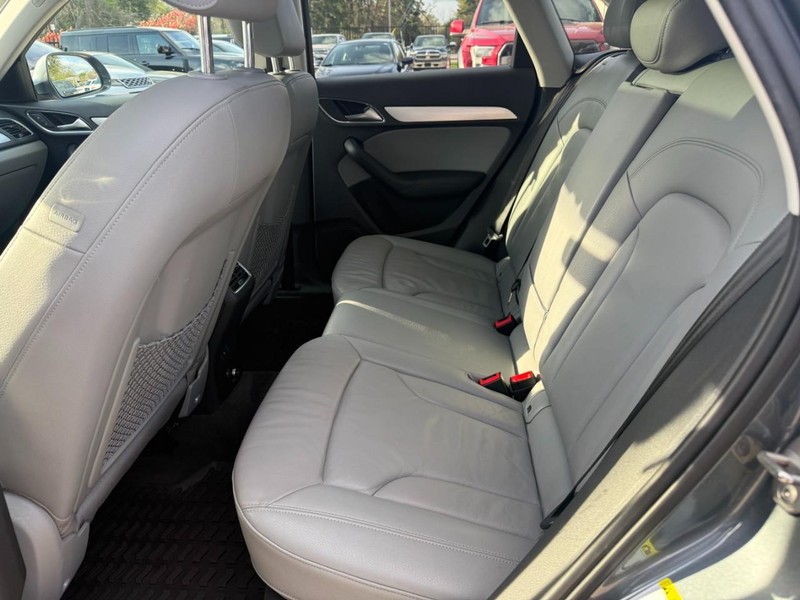 Audi Q3 Vehicle Full-screen Gallery Image 18