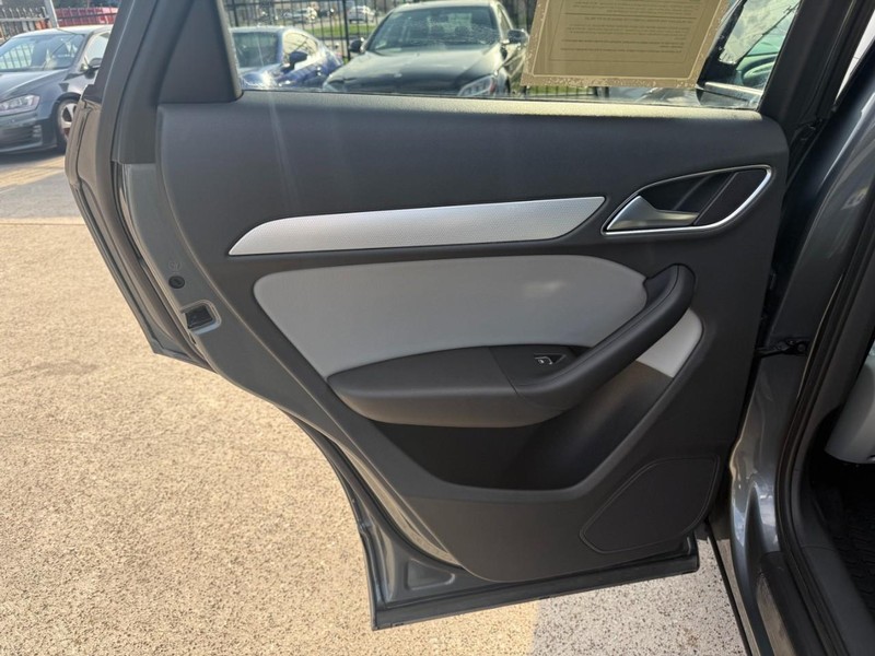 Audi Q3 Vehicle Full-screen Gallery Image 19