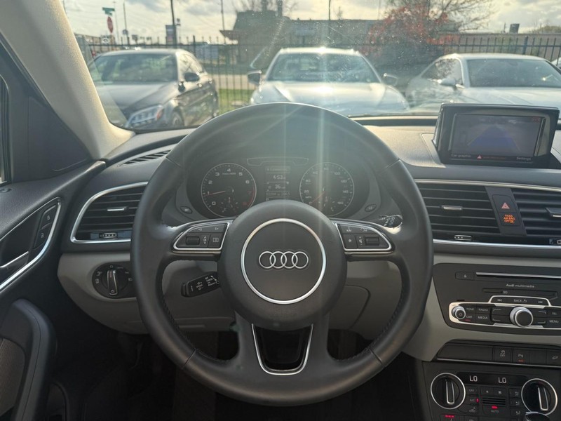 Audi Q3 Vehicle Full-screen Gallery Image 20