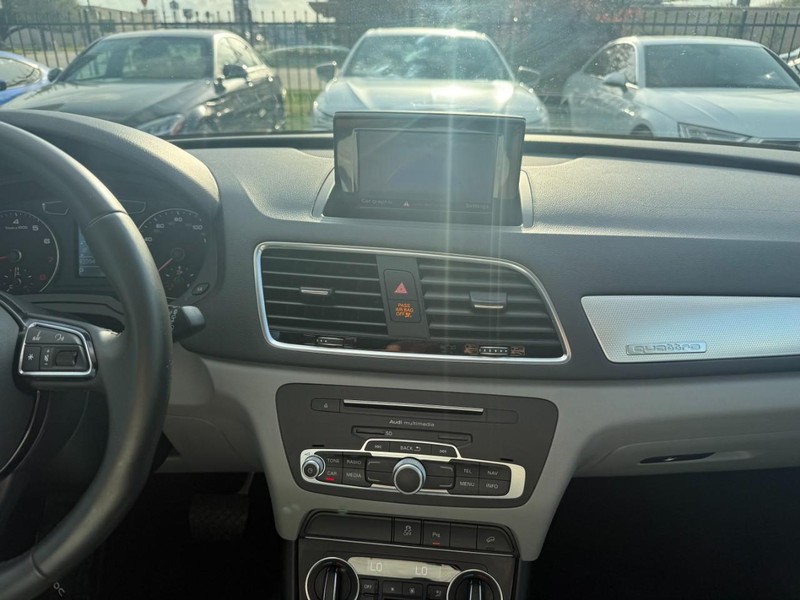 Audi Q3 Vehicle Full-screen Gallery Image 22