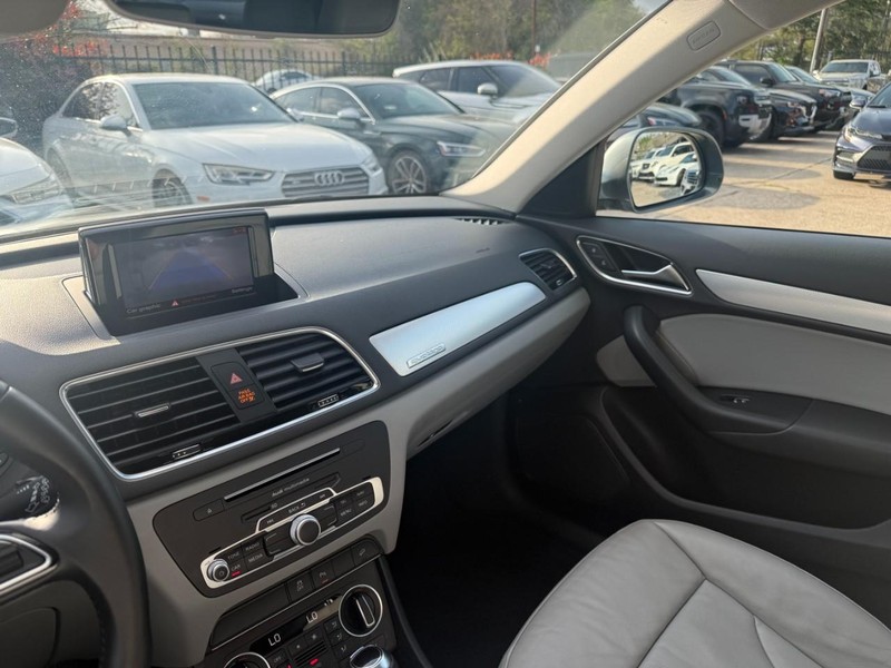 Audi Q3 Vehicle Full-screen Gallery Image 24