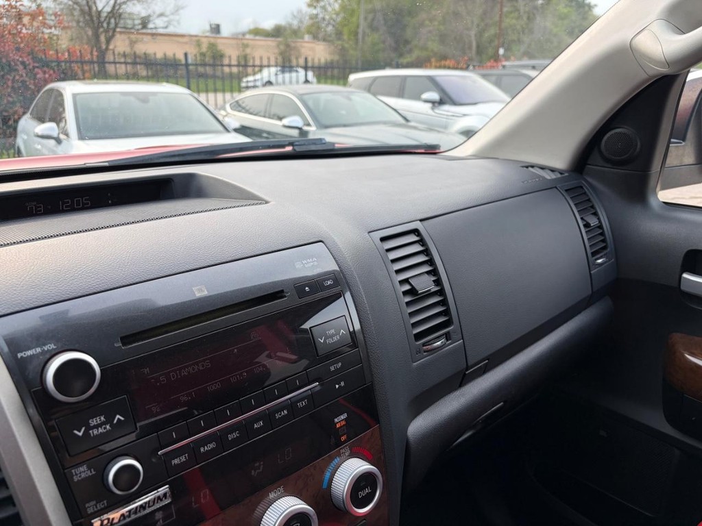 Toyota Tundra 4WD Truck Vehicle Full-screen Gallery Image 24