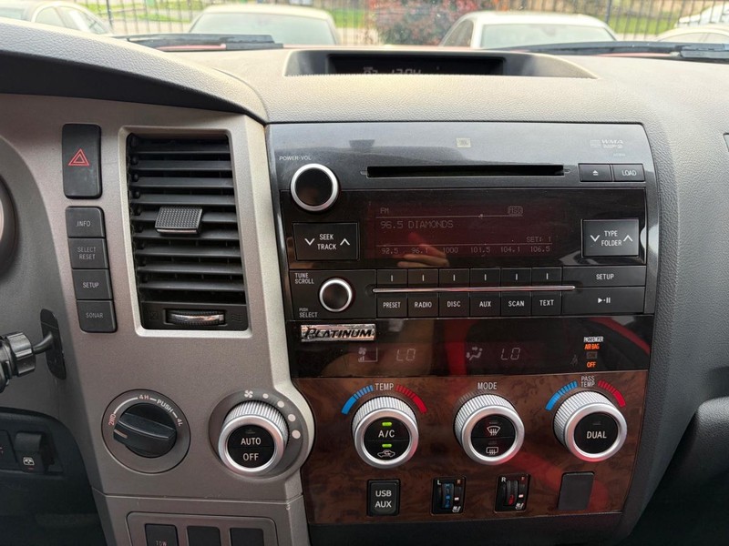 Toyota Tundra 4WD Truck Vehicle Full-screen Gallery Image 22