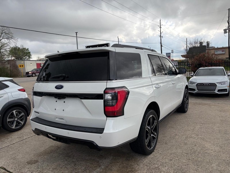 Ford Expedition Vehicle Full-screen Gallery Image 05