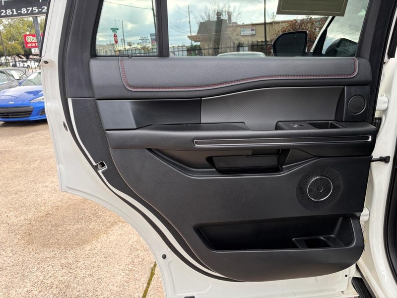 Ford Expedition Vehicle Full-screen Gallery Image 16