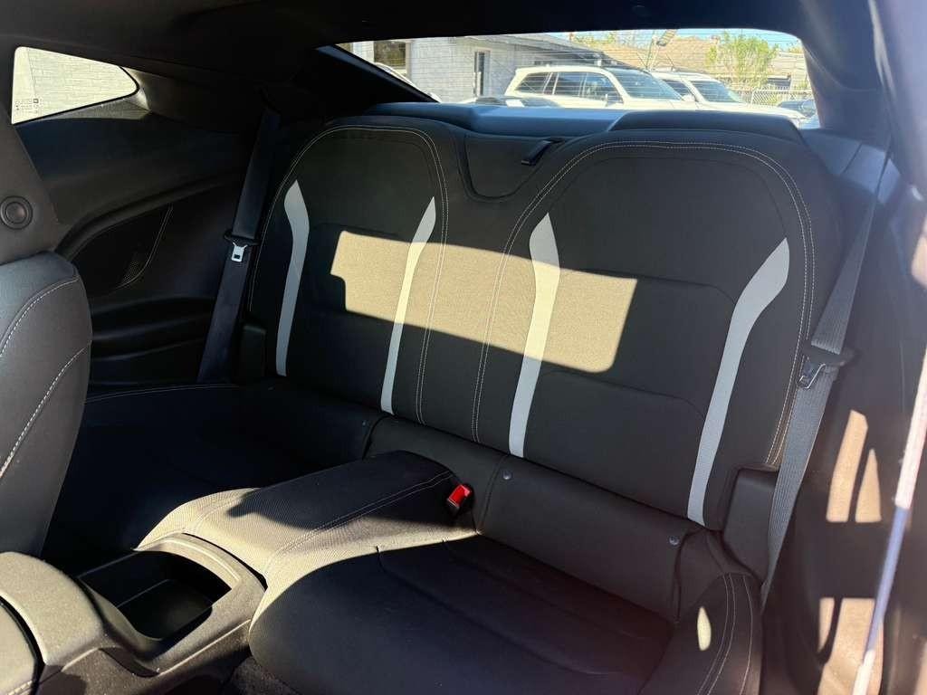 Chevrolet Camaro Vehicle Full-screen Gallery Image 16