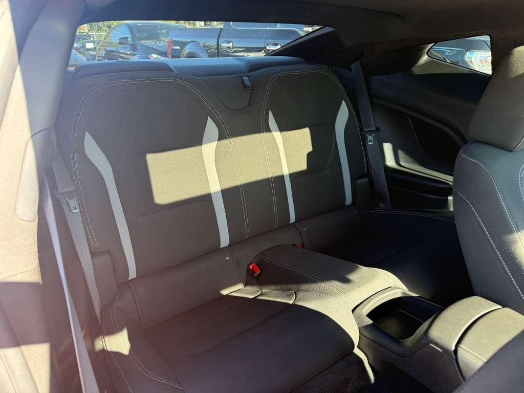 Chevrolet Camaro Vehicle Full-screen Gallery Image 17