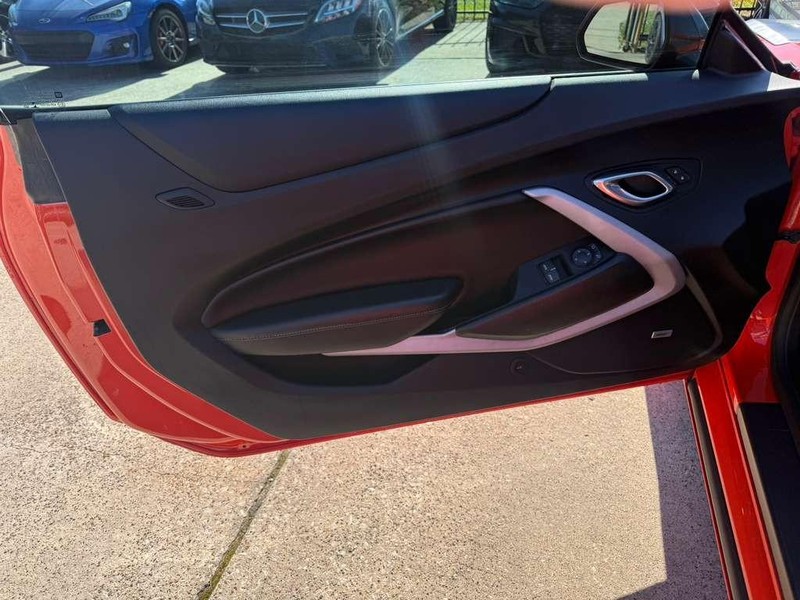 Chevrolet Camaro Vehicle Full-screen Gallery Image 12