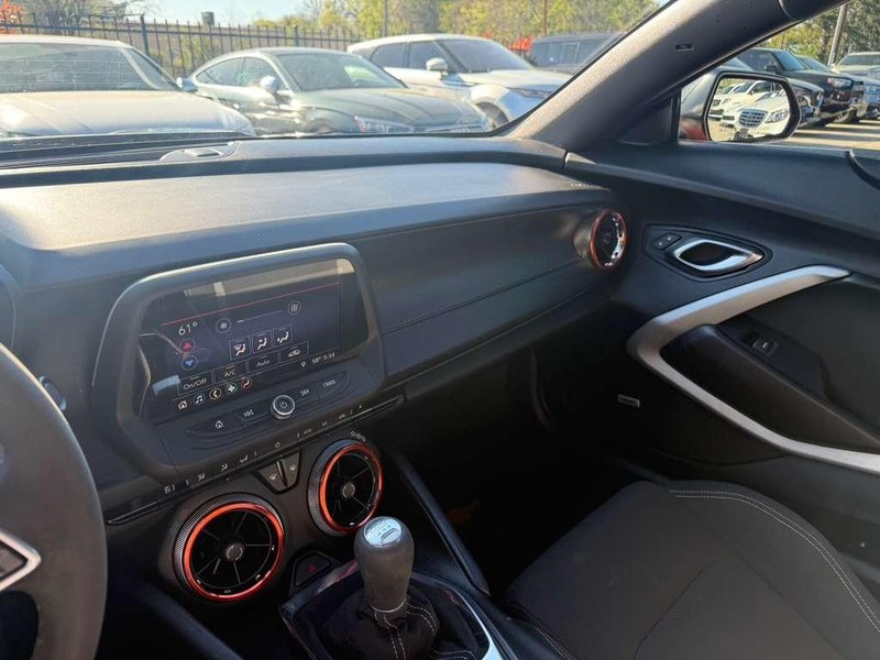 Chevrolet Camaro Vehicle Full-screen Gallery Image 23