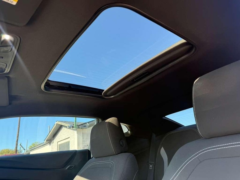 Chevrolet Camaro Vehicle Full-screen Gallery Image 24