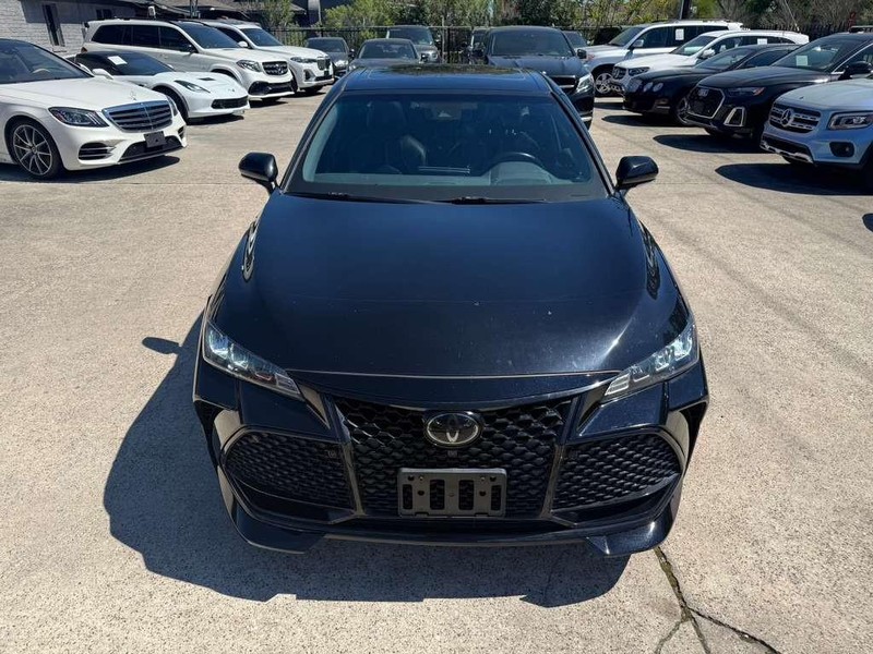 Toyota Avalon Vehicle Full-screen Gallery Image 03