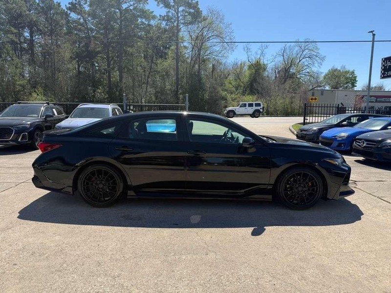 Toyota Avalon Vehicle Full-screen Gallery Image 05