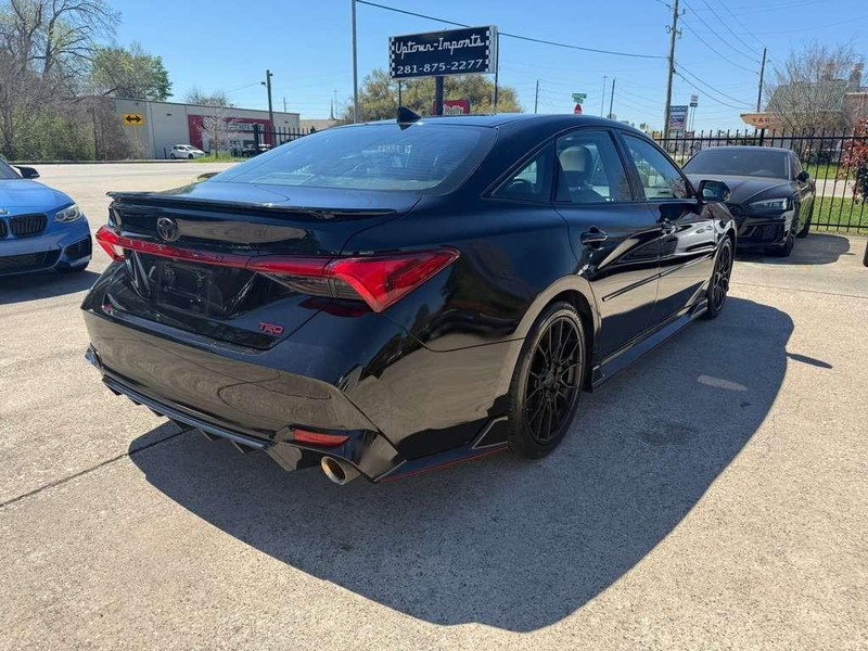 Toyota Avalon Vehicle Full-screen Gallery Image 06