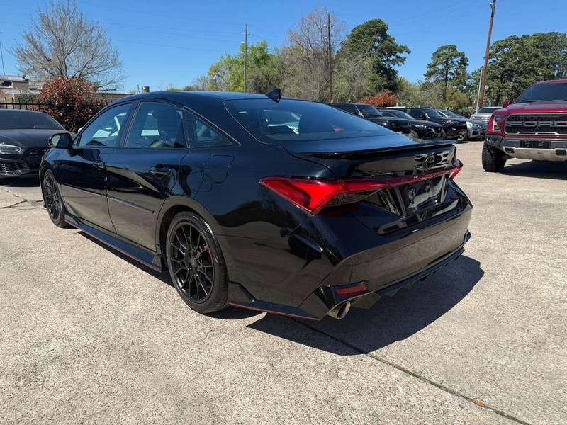 Toyota Avalon Vehicle Full-screen Gallery Image 08