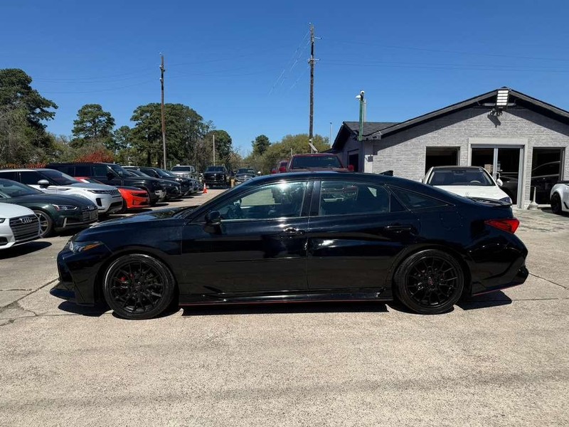 Toyota Avalon Vehicle Full-screen Gallery Image 09