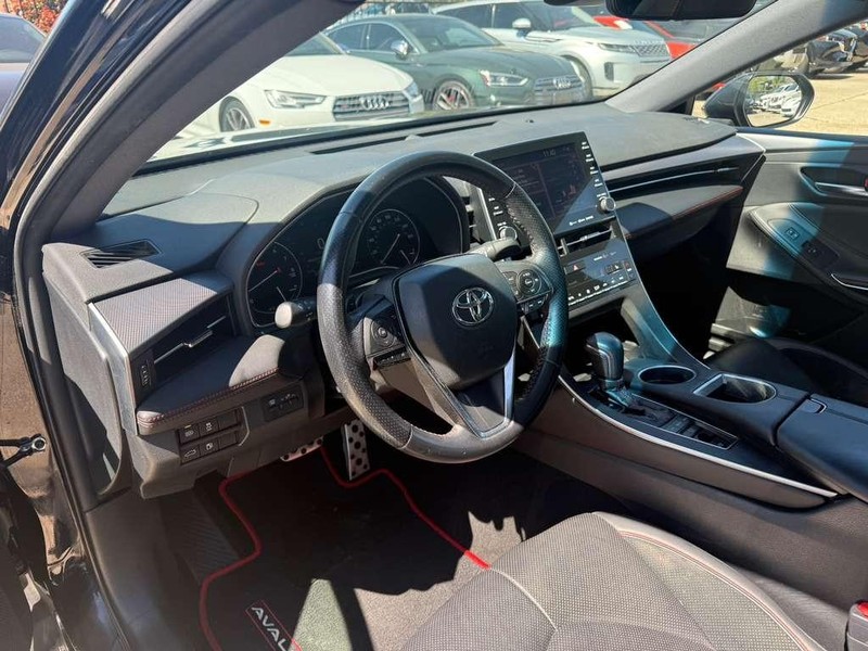 Toyota Avalon Vehicle Full-screen Gallery Image 10
