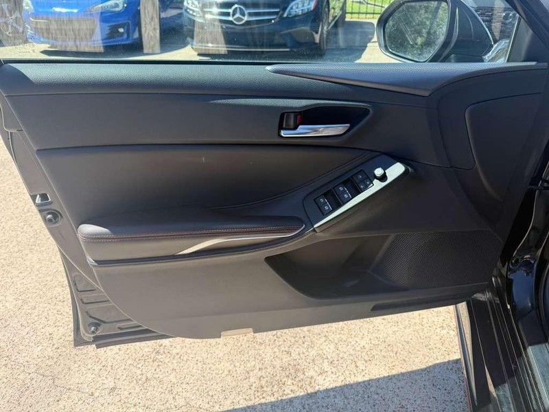 Toyota Avalon Vehicle Full-screen Gallery Image 12