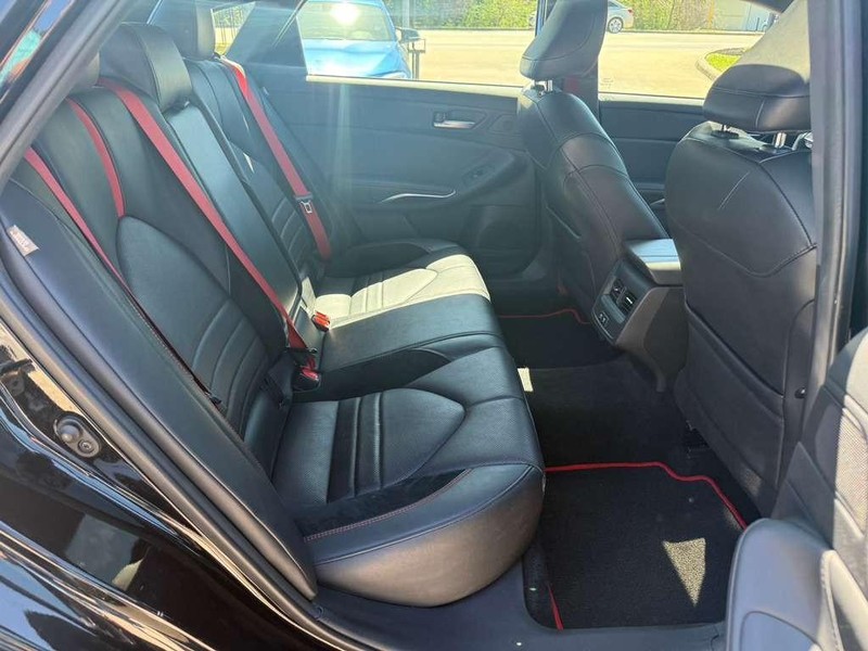Toyota Avalon Vehicle Full-screen Gallery Image 16