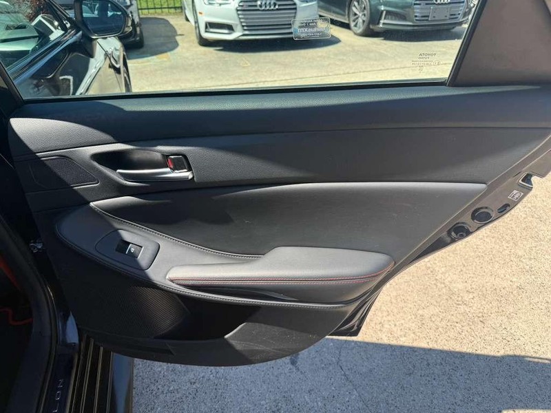 Toyota Avalon Vehicle Full-screen Gallery Image 17