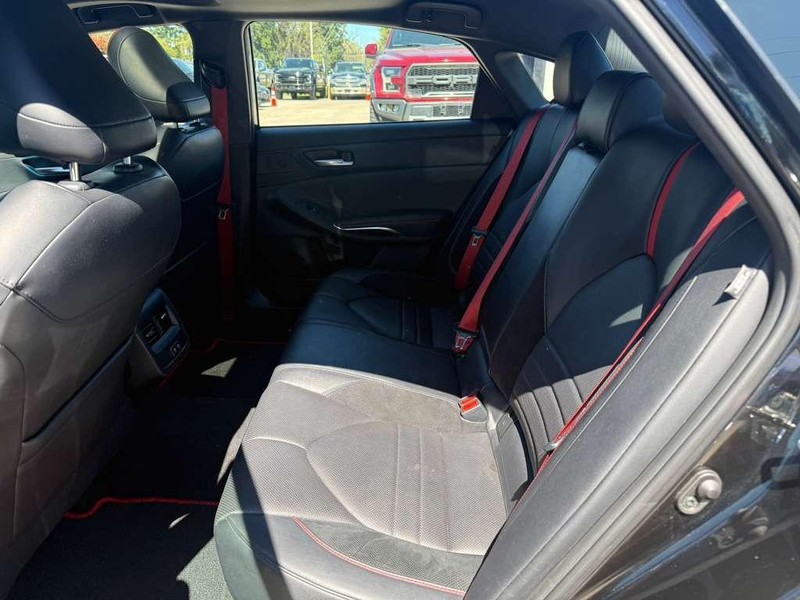 Toyota Avalon Vehicle Full-screen Gallery Image 18