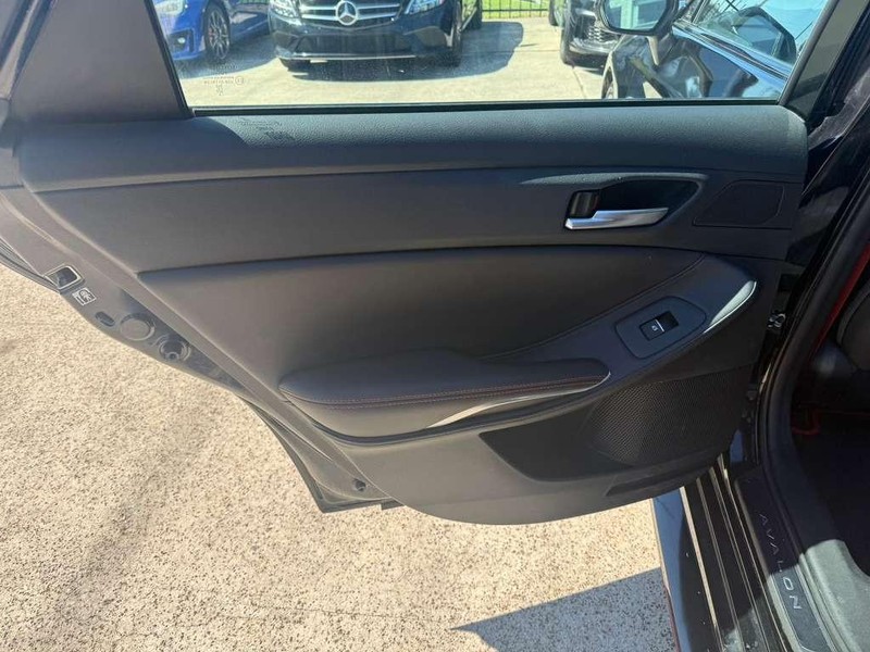 Toyota Avalon Vehicle Full-screen Gallery Image 19