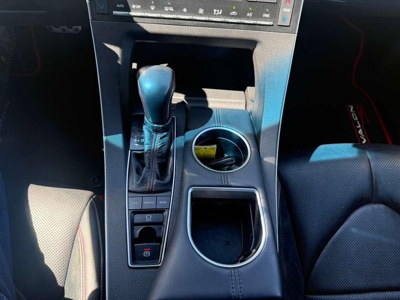 Toyota Avalon Vehicle Full-screen Gallery Image 25