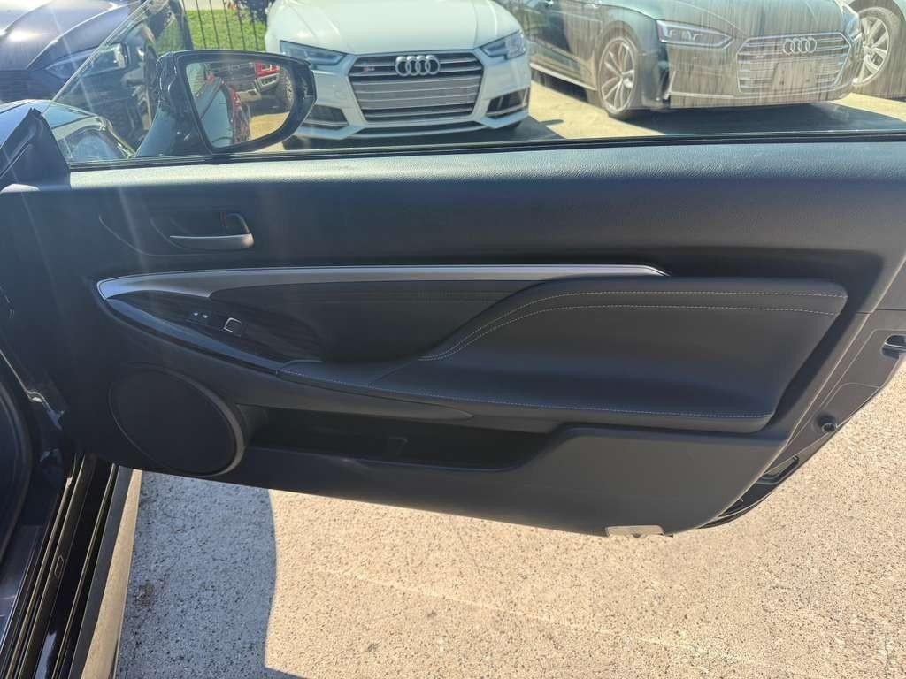 Lexus RC 300 Vehicle Full-screen Gallery Image 16