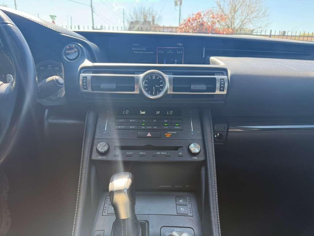 Lexus RC 300 Vehicle Full-screen Gallery Image 21