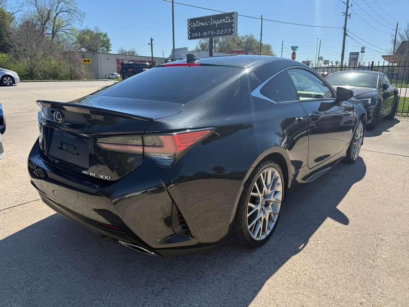 Lexus RC 300 Vehicle Full-screen Gallery Image 06