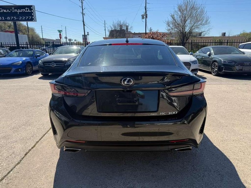 Lexus RC 300 Vehicle Full-screen Gallery Image 07