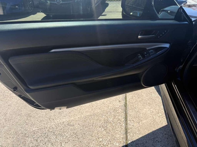 Lexus RC 300 Vehicle Full-screen Gallery Image 12