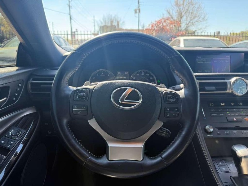 Lexus RC 300 Vehicle Full-screen Gallery Image 18