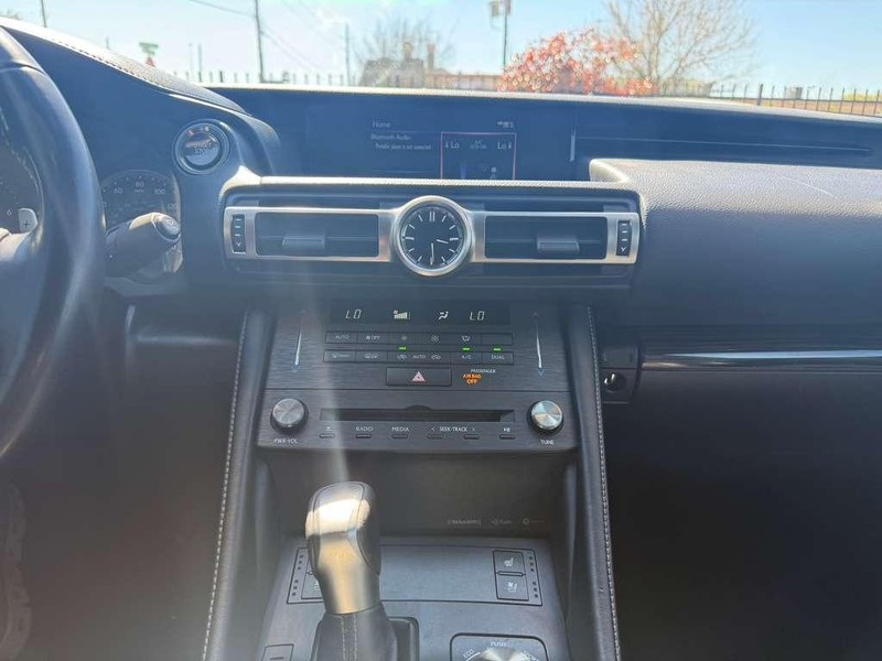 Lexus RC 300 Vehicle Full-screen Gallery Image 21