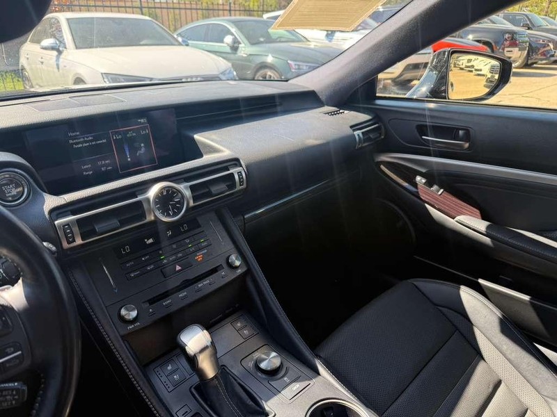 Lexus RC 300 Vehicle Full-screen Gallery Image 23