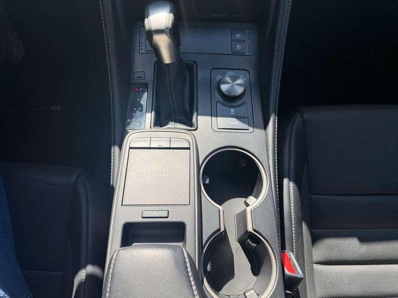 Lexus RC 300 Vehicle Full-screen Gallery Image 24