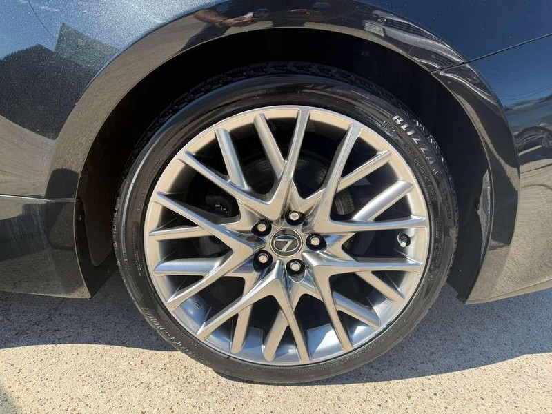 Lexus RC 300 Vehicle Full-screen Gallery Image 25