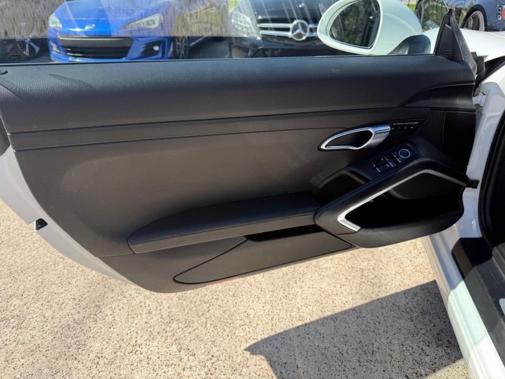 Porsche 911 Vehicle Full-screen Gallery Image 12