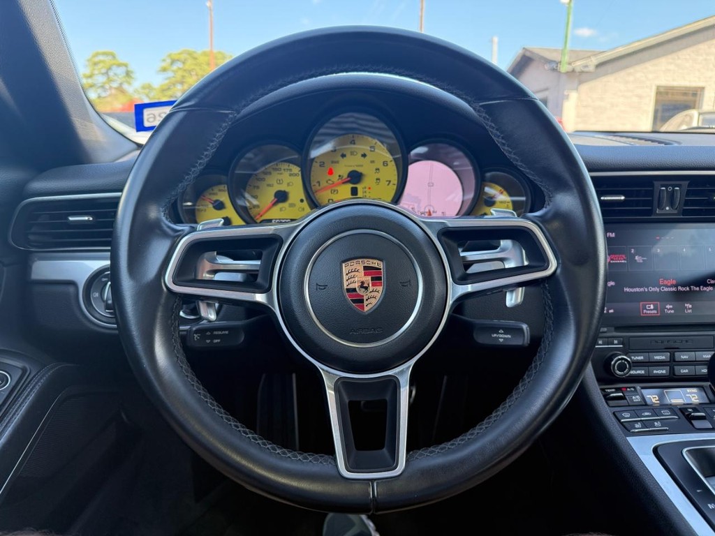 Porsche 911 Vehicle Full-screen Gallery Image 18
