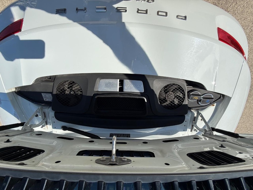 Porsche 911 Vehicle Full-screen Gallery Image 27
