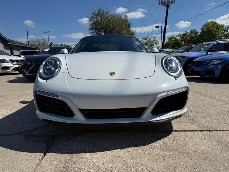 Porsche 911 Vehicle Full-screen Gallery Image 02