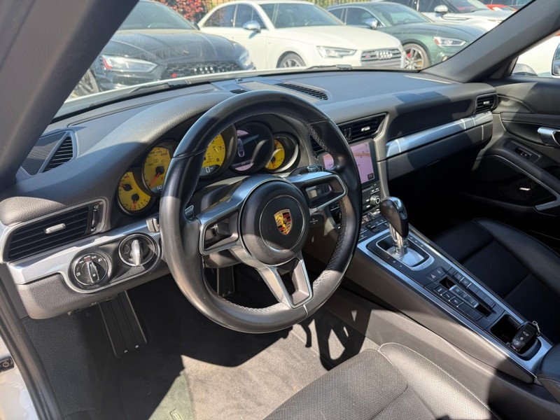 Porsche 911 Vehicle Full-screen Gallery Image 10