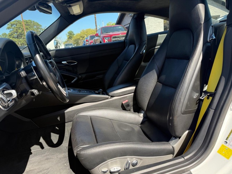 Porsche 911 Vehicle Full-screen Gallery Image 11